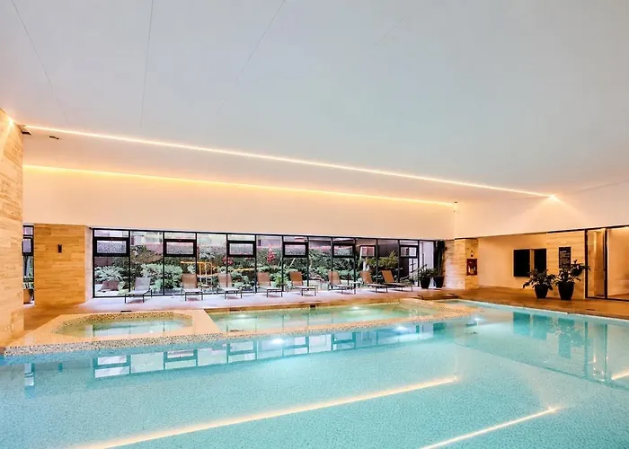 Luxury 1br W Pool, Jacuzzi, Near Antara *
